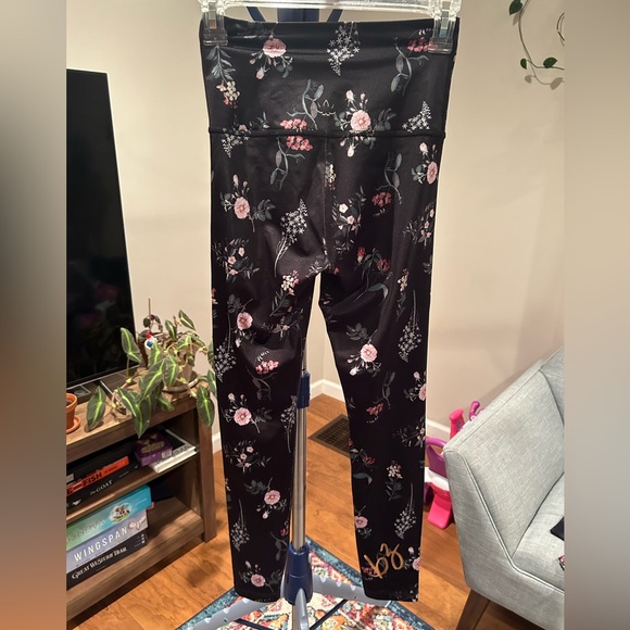 NWOT BEYOND YOGA beautiful printed leggings - Picture 6 of 10